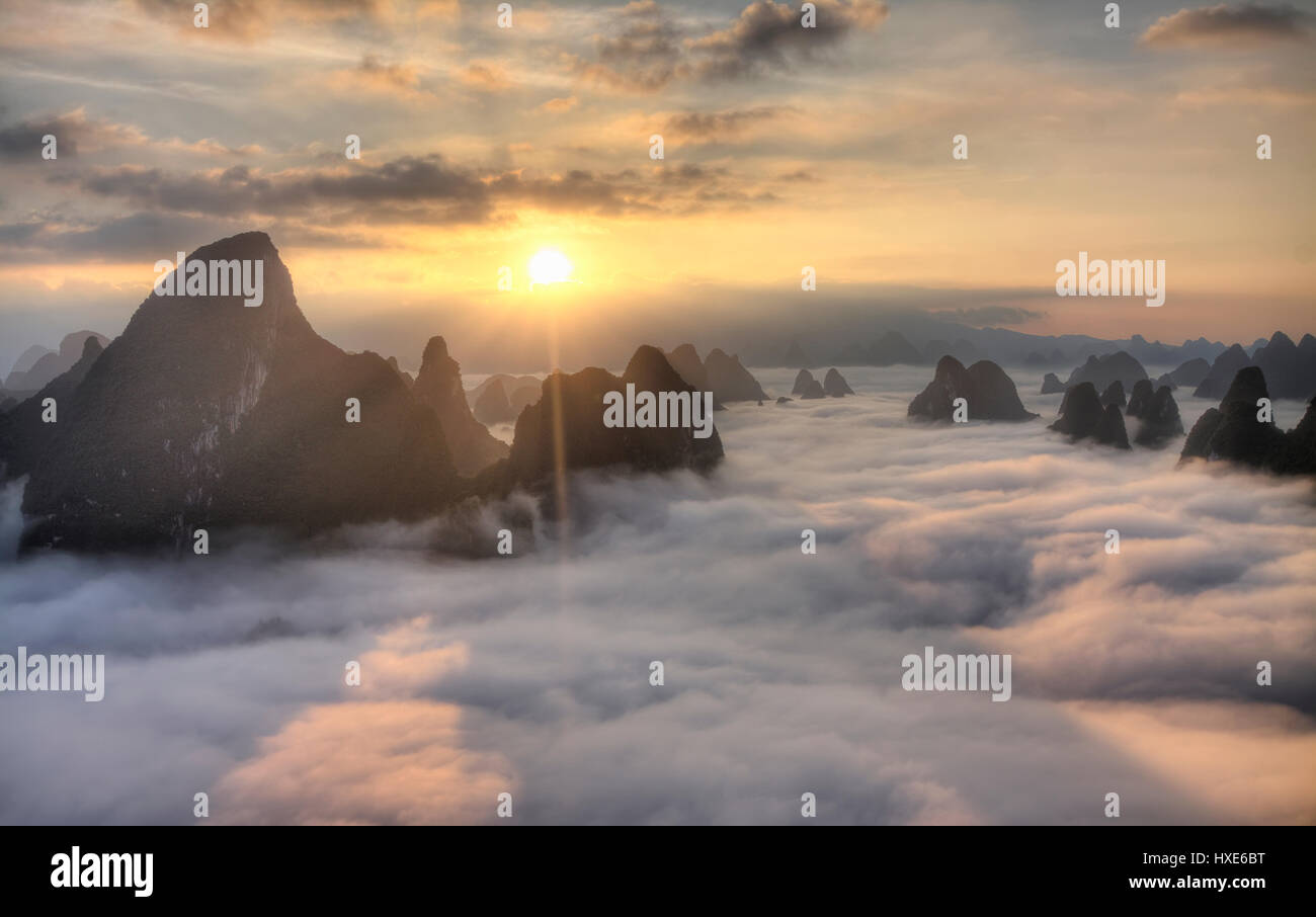 Sonnenaufgang vom Xianggong Hill, Provinz Guangxi, china Stockfoto