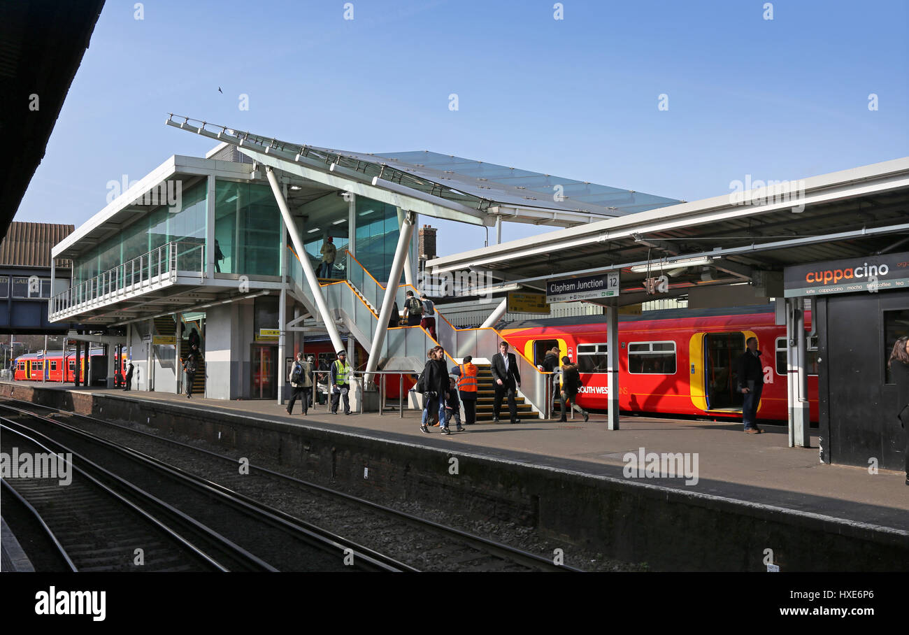Neue Plattform Zugang Gebäude am Londoner Clapham Junction Station. Stufenloser Zugang zu den vollen Zug-Plattformen bietet Stockfoto