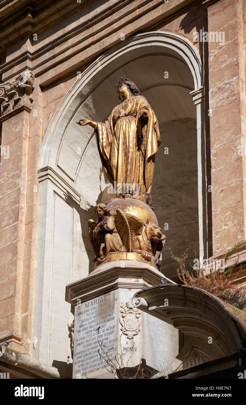 Valletta, MALTA - 24. Juli 2015: Die Statue der Unbefleckten Empfängnis an Fassade des St Barbara Church in der Republic Street, Valletta, Malta Stockfoto