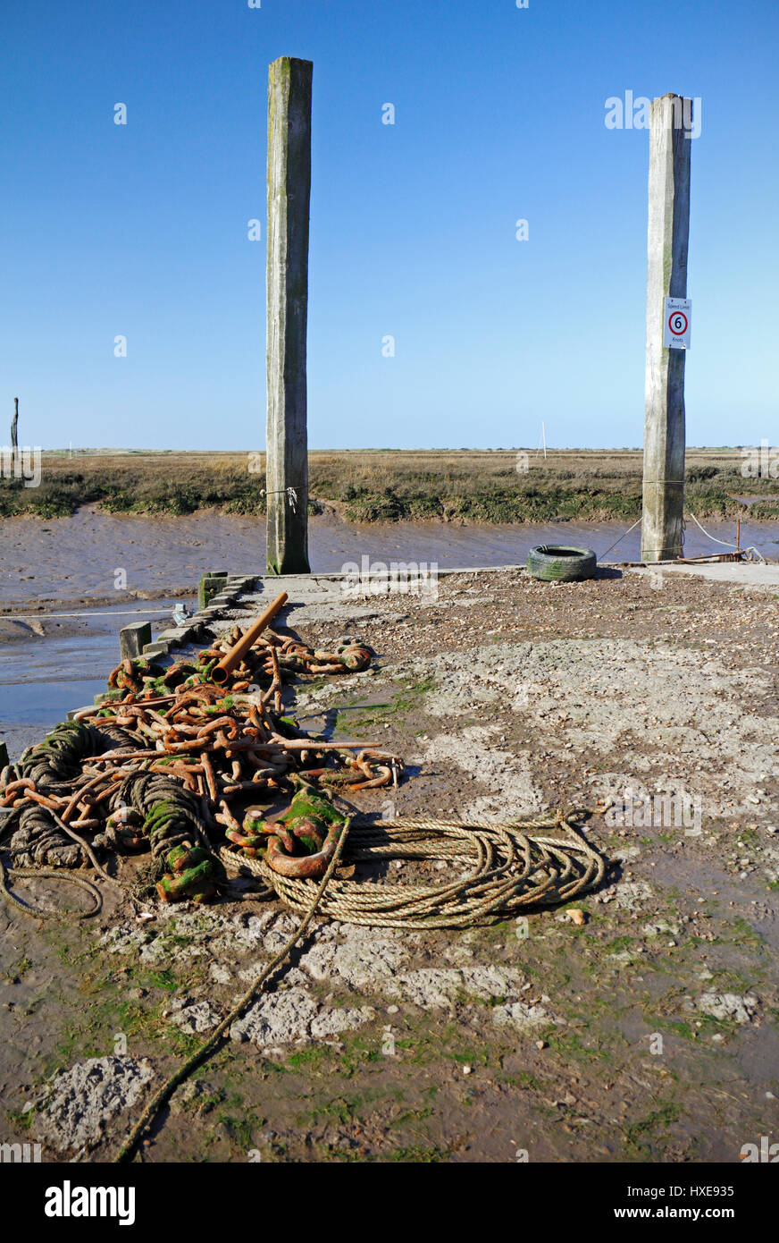 Ketten und Seilen an einem kleinen Kai an der North Norfolk Küste Brancaster Staithe, Norfolk, England, Vereinigtes Königreich. Stockfoto