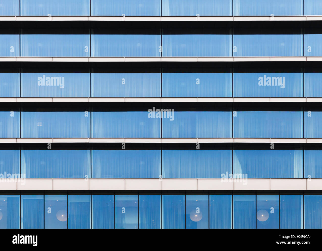 Modernes Gebäude Fassade, Wand gemacht von blauem Glas, Stahlrahmen und Betonböden, Vorderansicht, flache Hintergrundtextur Foto Stockfoto