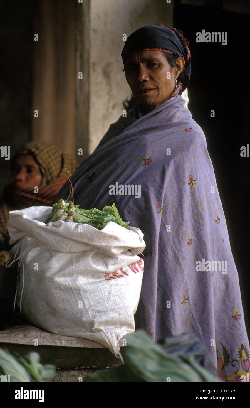 Lebensmittel-Anbieter in der Markthalle in Maubisse, Ost-Timor Stockfoto