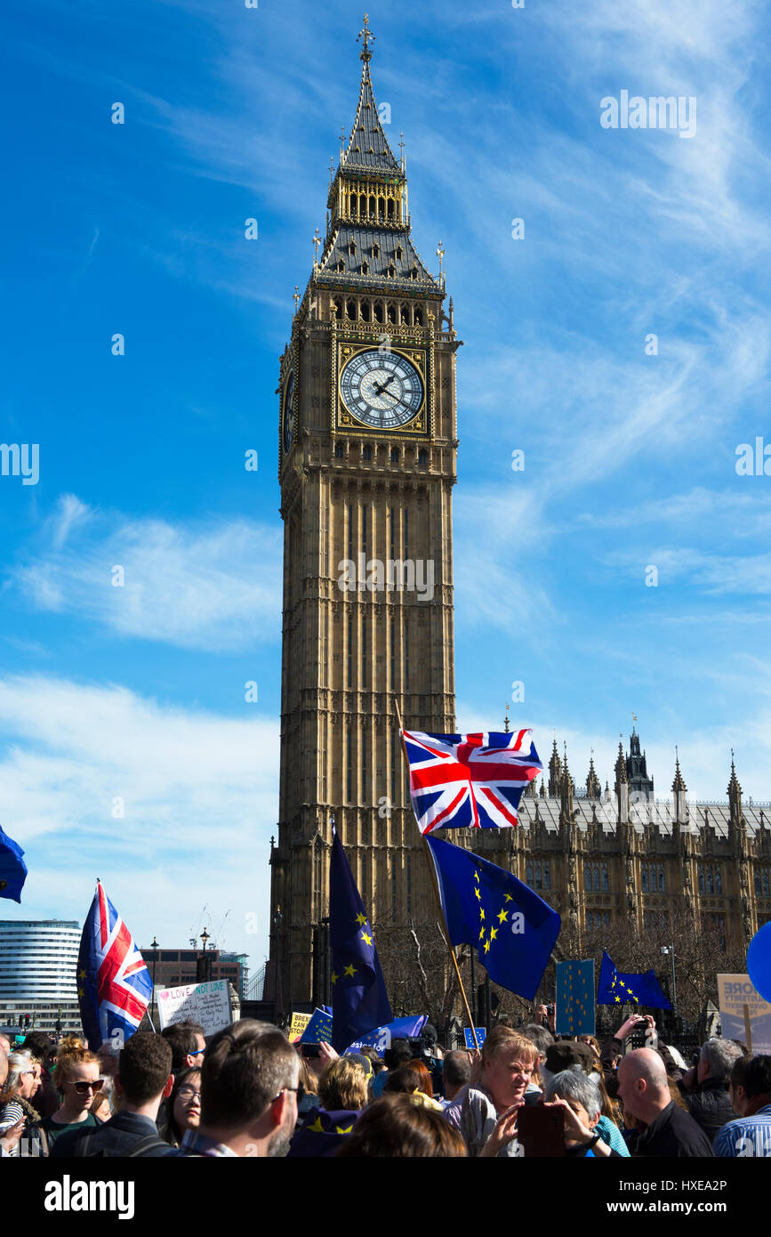 "Für Europa vereinen" Demonstranten fliegen die Union und EU-Flaggen in Parliament Square, London, UK Stockfoto