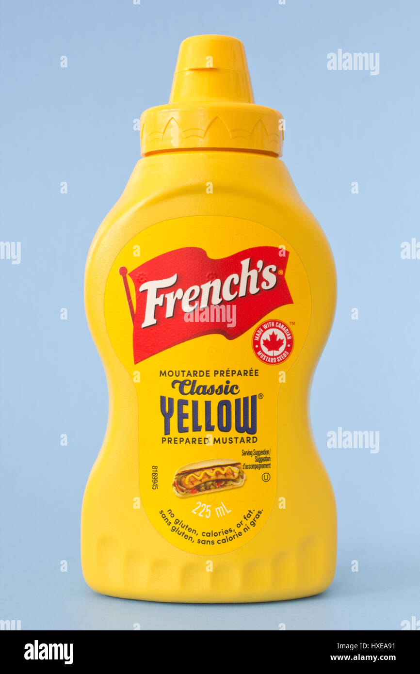 PLEASANT VALLEY, Kanada - 10. Februar 2017: French es Senf Flasche auf blau. Französisch ist eine US-Marke von Senf und verschiedenen anderen Nahrungsmitteln. Stockfoto