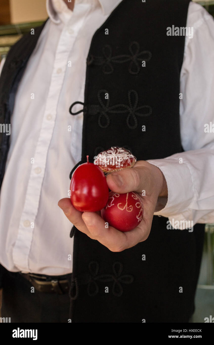 Mann hält eine Handvoll schön bemalten Eiern, einer kulturellen Tradition zu Ostern in Ungarn. Stockfoto