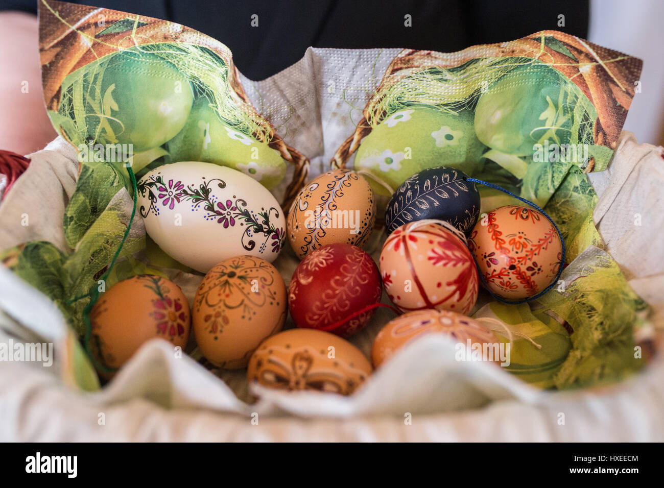Ein Korb von schönen, bemalten Eiern, einer kulturellen Tradition zu Ostern in Ungarn. Stockfoto