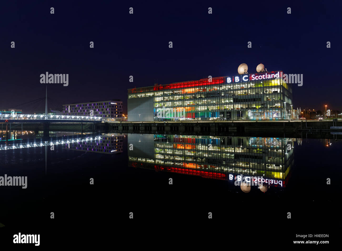 BBC-Studios und Glocken zu überbrücken Clyde Ansicht Nacht Cityscape Stockfoto