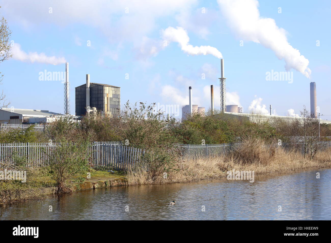 Industriestandort und Fiddlers Ferry Kraftwerk, Merseyside. Stockfoto