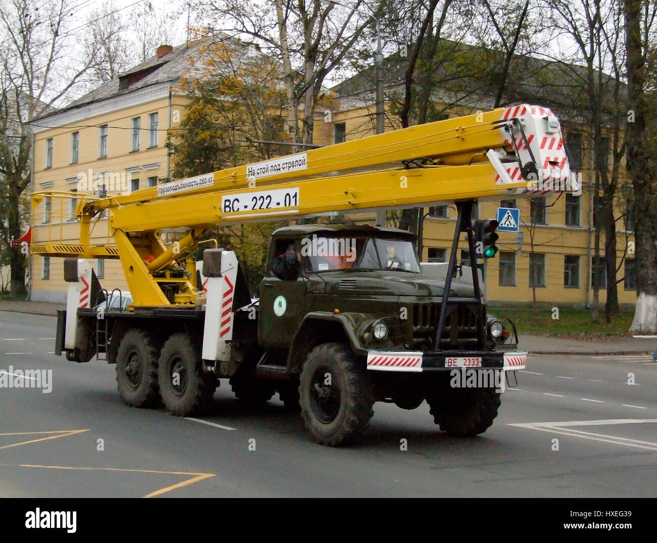 Eine Hebebühne Eimer LKW auf der Straße in Wizebsk, Weißrussland. Wie ...