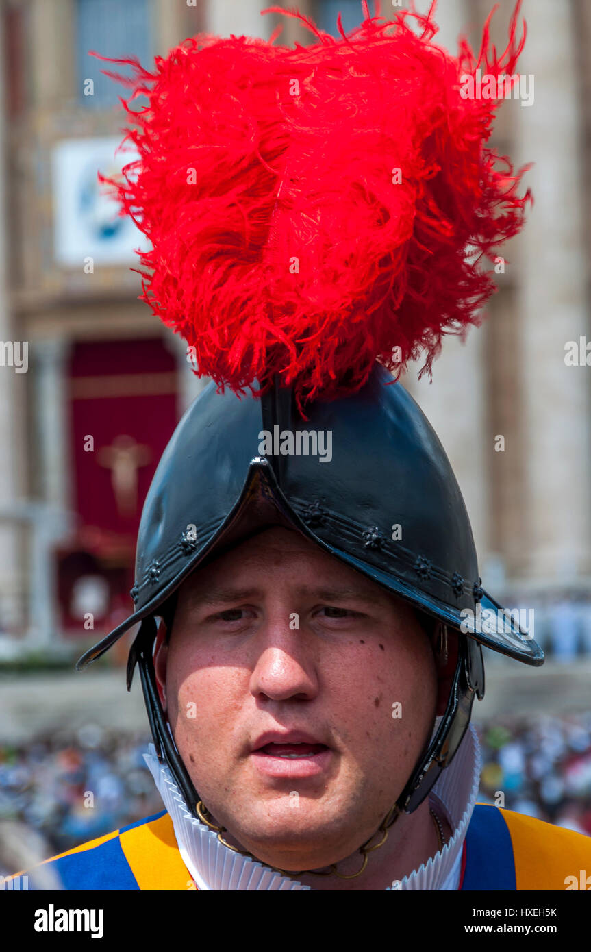 Eine Schweizer Garde stehen in St. Peters Platz während einer Papstaudienz. Stockfoto