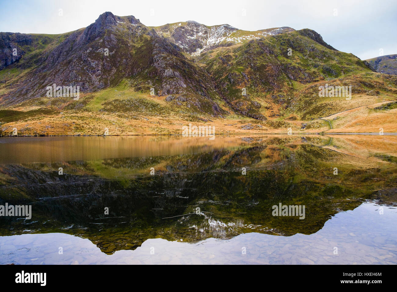 Y-Garn Berg spiegelt sich in ruhigen Gewässern des Llyn Idwal See im Winter. CWM Idwal, Ogwen Valley, Gwynedd, Nordwales, UK, Großbritannien Stockfoto