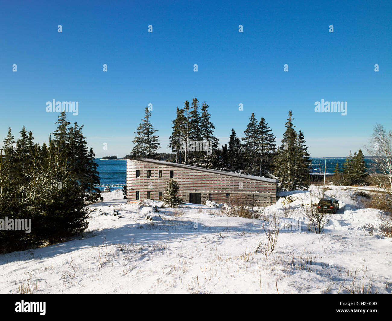 Erhöhten kontextuellen Außenansicht im Schnee. Island House, North Haven, Vereinigte Staaten von Amerika. Architekt: Christopher Campbell, 2008. Stockfoto