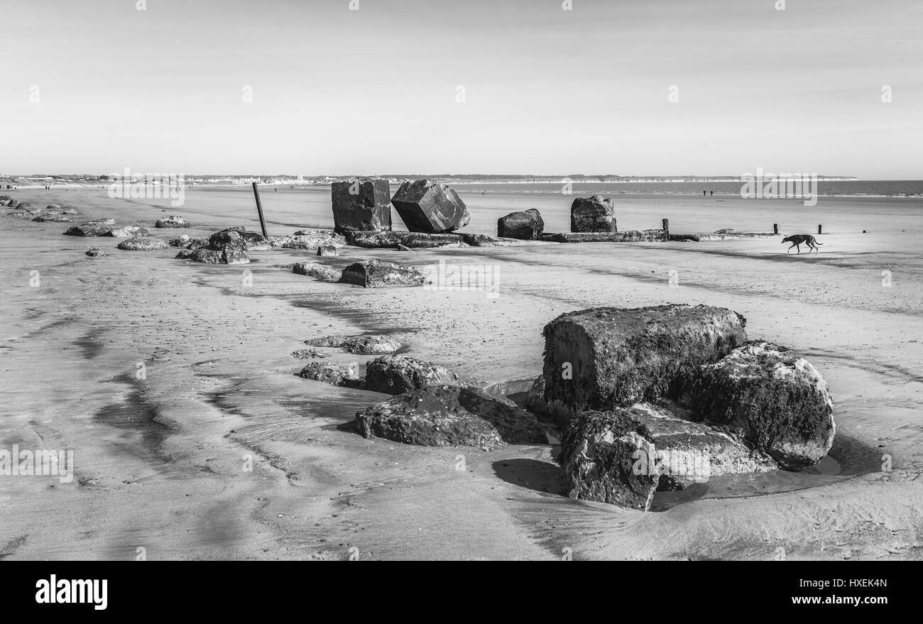 Alten Meer Verteidigungsanlagen entlang der sandigen Strand bei Ebbe an einem feinen Frühlingsmorgen an Fraisthorpe, Bridlington, Yorkshire, Großbritannien. Stockfoto