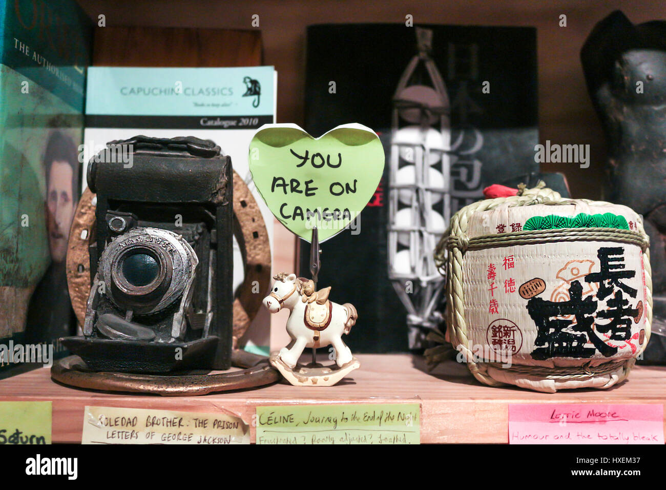 Ein Papier mit der Form eines Herzens unterzeichnen "Du bist vor der Kamera", neben eine alte Kamera in einem Buchladen. Stockfoto