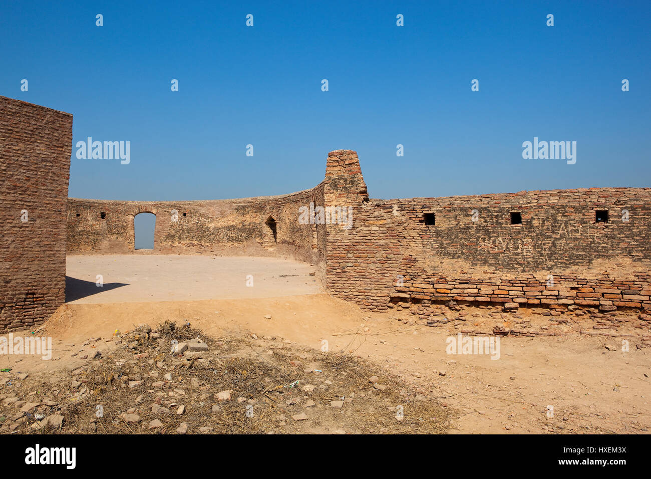 Restaurierungsarbeiten im Bhatner Fort in der Stadt von Hanumangarh Rajasthan Indien unter blauem Himmel Stockfoto