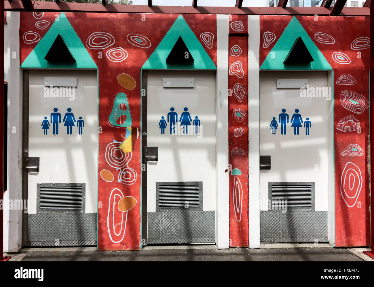 Wellington, New Zealand - 10. Februar 2017: bunt bemalte öffentliche Toiletten auf der Straße in Wellington. Stockfoto