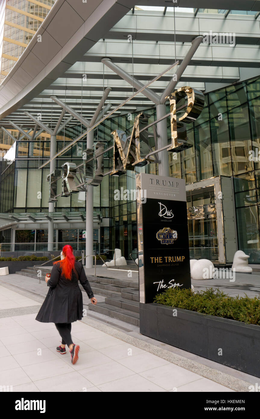 Frau mit rot gefärbten Haaren vorbei gehen. Trump International Hotel and Tower auf der Georgia Street in der Innenstadt von Vancouver, British Columbia, Kanada Stockfoto