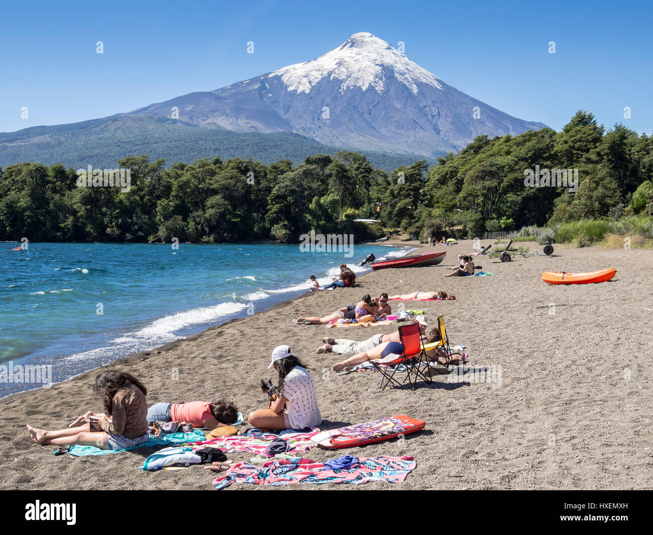 Strand im Dorf Ensenada, See Lago Llanquihue, Blick Richtung schneebedeckter Vulkan Osorno, Sommer, Menschen am Strand, Sonnenbaden, Schwimmen, kay Stockfoto