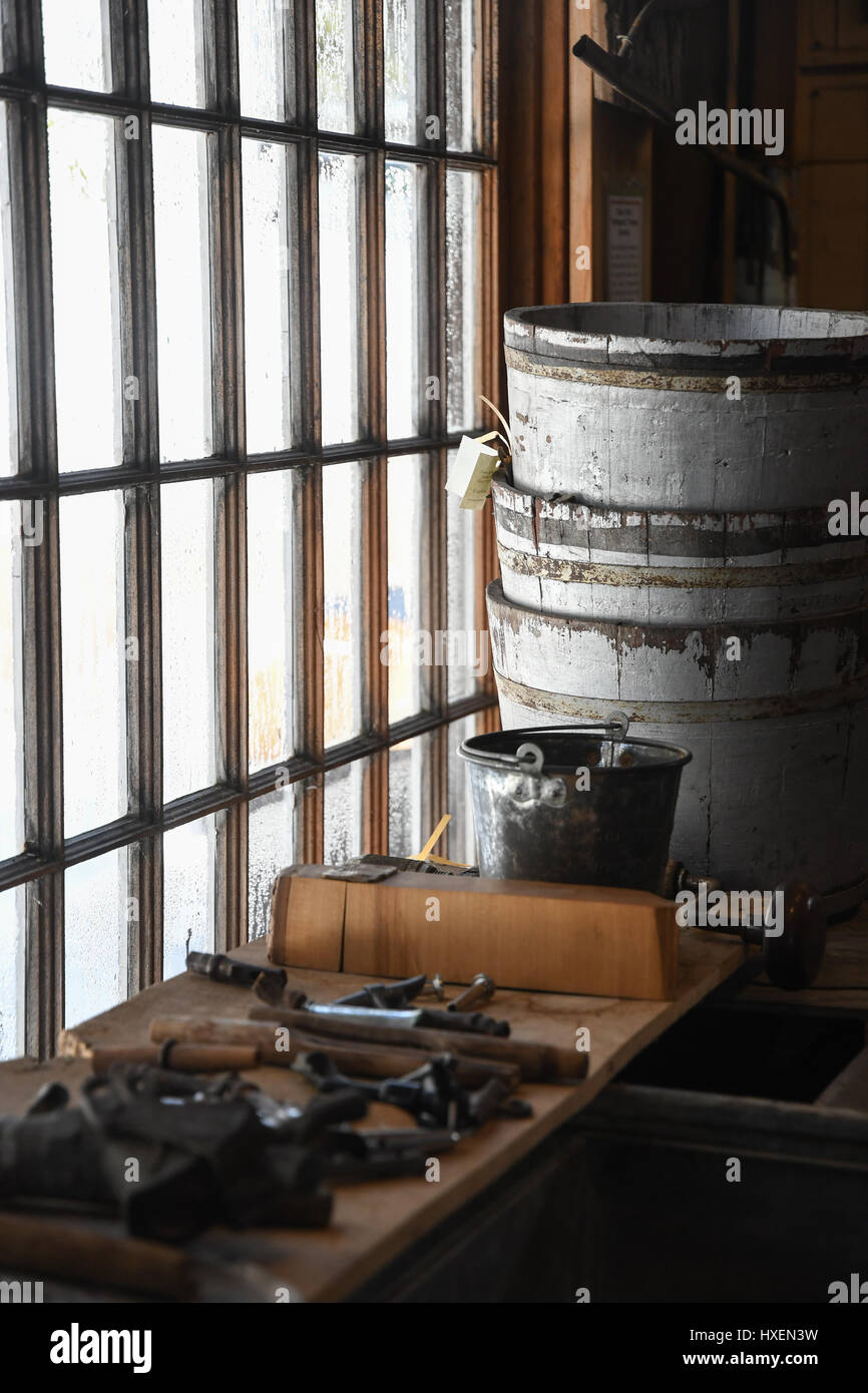 Alten Eimer und SAP-Werkzeuge in einer New-Hampshire Zuckerhütte sammeln Stockfoto