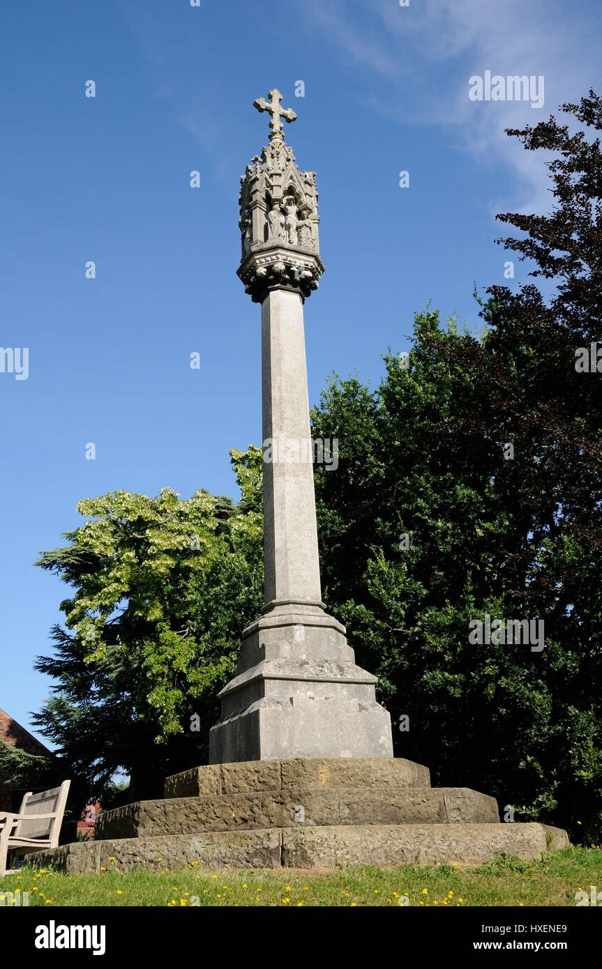 Kreuz im Kirchhof von St. Peterskirche, Berkhamsted, Hertfordshire Stockfoto