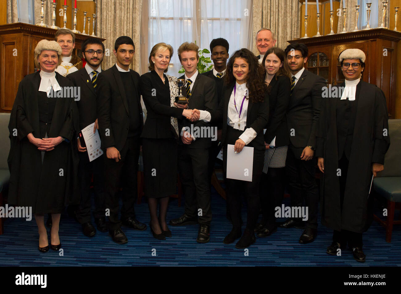 Richter und Schülerinnen und Schüler aus London Academy of Excellence, Stratford, stellen nach die Schülern die Sheriffs-London-Challenge gewonnen streiten ihren Fall für die schwerwiegendsten Probleme der Hauptstadt vor Richtern im Old Bailey, London. Stockfoto