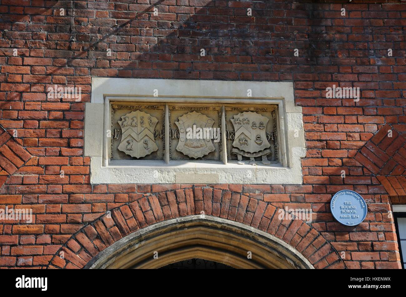 Die Bourne School, High Street, Berkhamsted, Hertfordshire, hat drei Wappen über dem Eingang. Stockfoto