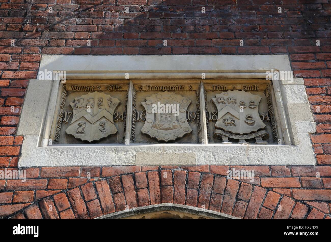 Die Bourne School, High Street, Berkhamsted, Hertfordshire, hat drei Wappen über dem Eingang. Stockfoto
