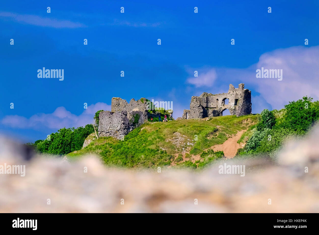 Die Ruinen der Pennard Castle mit Blick auf drei Klippen Bucht auf der Halbinsel Gower, South Wales. Stockfoto