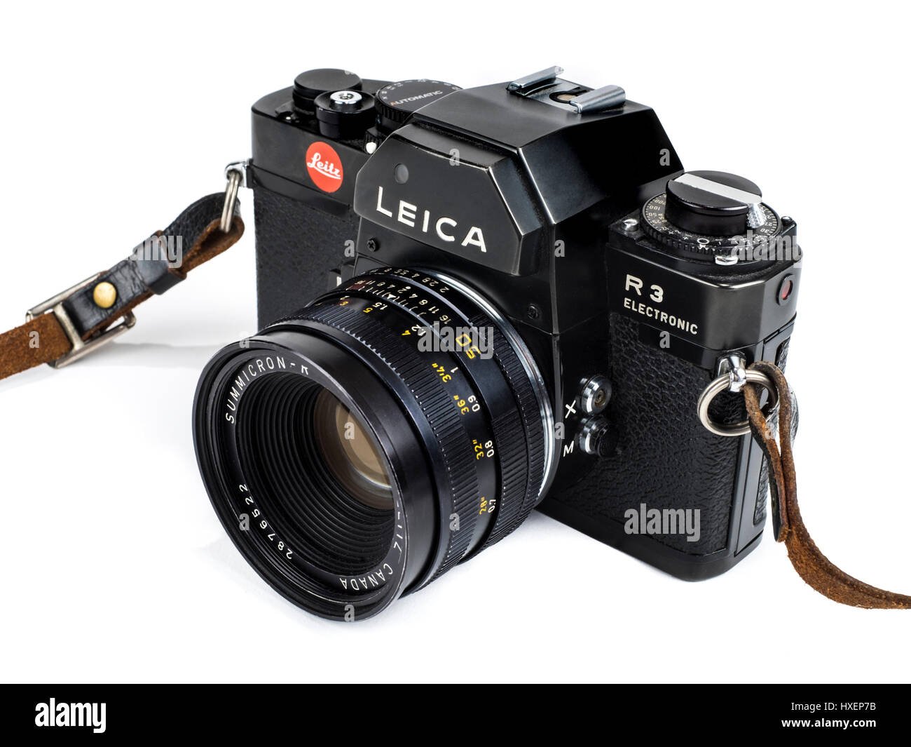 Vintage Leica R3 Electronic 35mm SLR Filmkamera mit Summicron-R 50mm f/2-manueller Fokus-Objektiv von 1976. Stockfoto