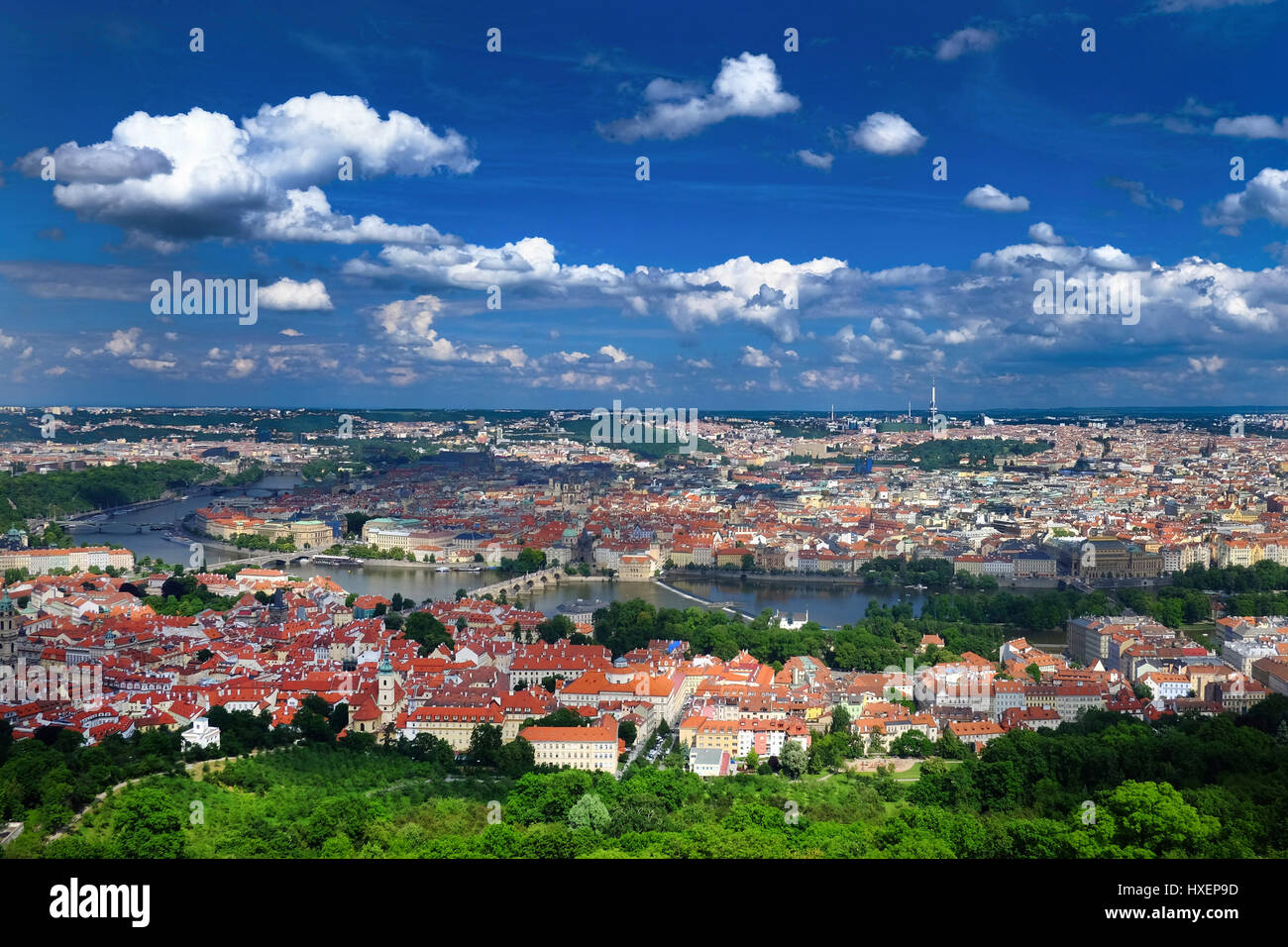 Ansicht von Prag (Tschechische Republik) und die berühmte Karlsbrücke über den Fluss Vitava, wie von dem Petrin Aussichtsturm gesehen Stockfoto