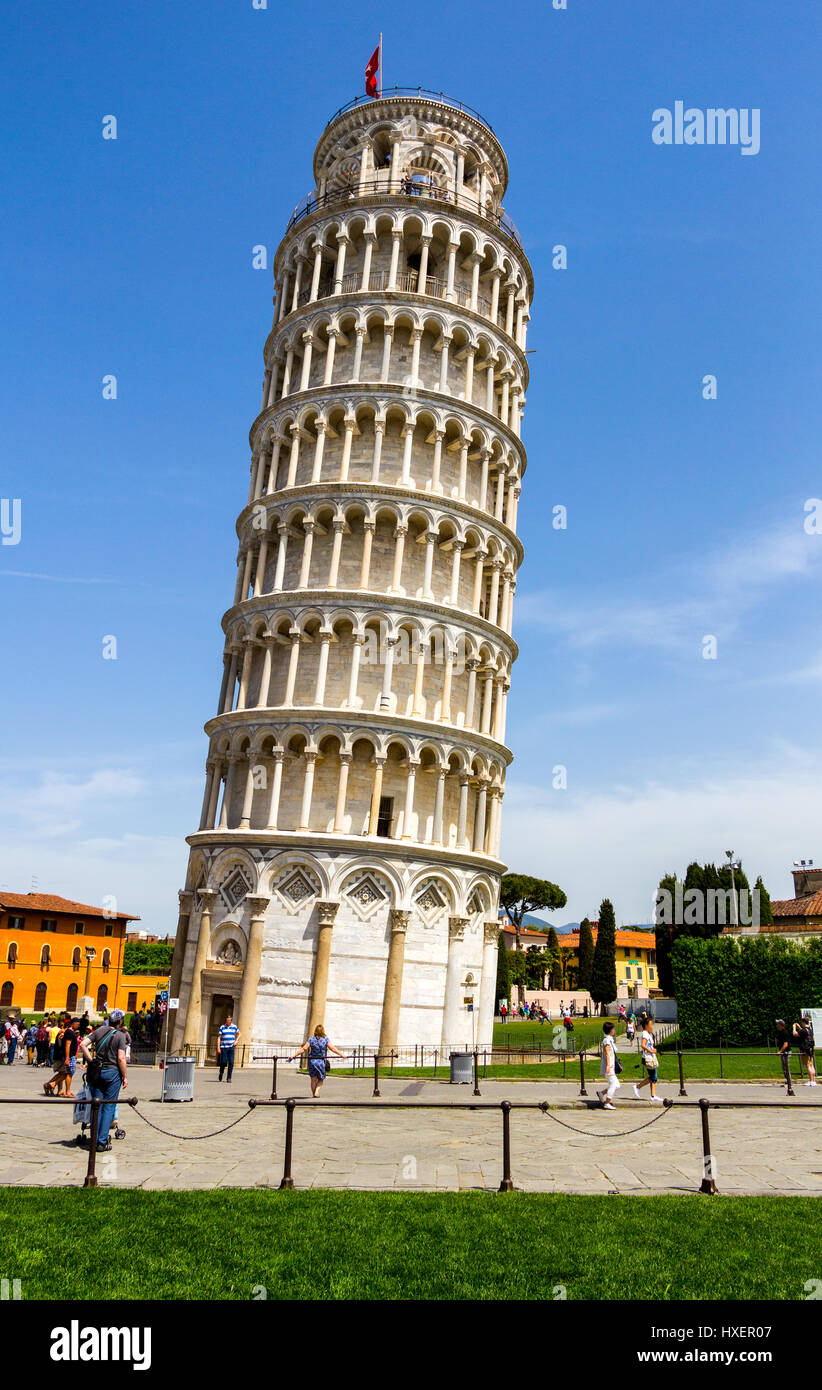 Der schiefe Turm von Pisa ist der Campanile oder freistehende Glockenturm der Kathedrale von der italienischen Stadt Pisa, weltweit bekannt für seine unintend Stockfoto