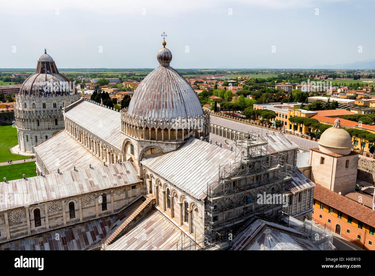 Pisa-Dom (Duomo di Pisa) mit dem schiefen Turm von Pisa auf Piazza dei Miracoli in Pisa, Toskana, Italien Stockfoto