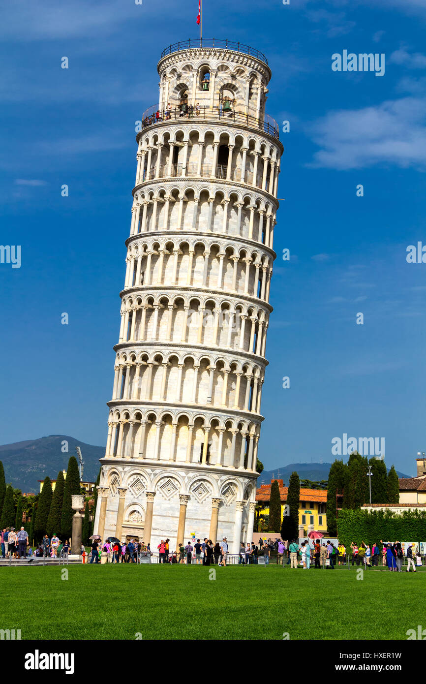 Der schiefe Turm von Pisa ist der Campanile oder freistehende Glockenturm der Kathedrale von der italienischen Stadt Pisa, weltweit bekannt für seine unintend Stockfoto