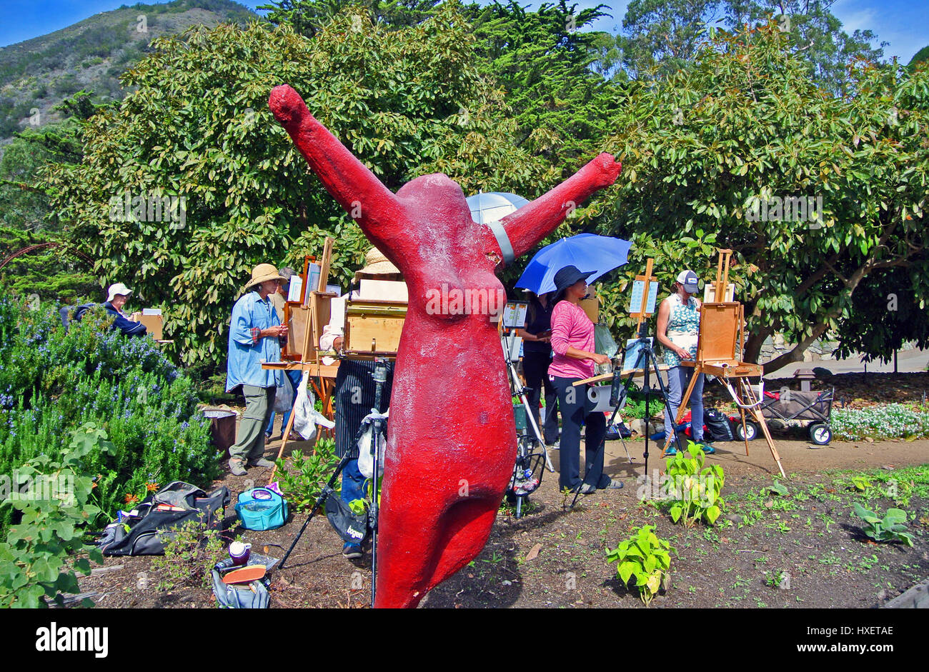 Esalen Kunst Klasse Malerei im Gemüsegarten in der Nähe von Lady statue Stockfoto