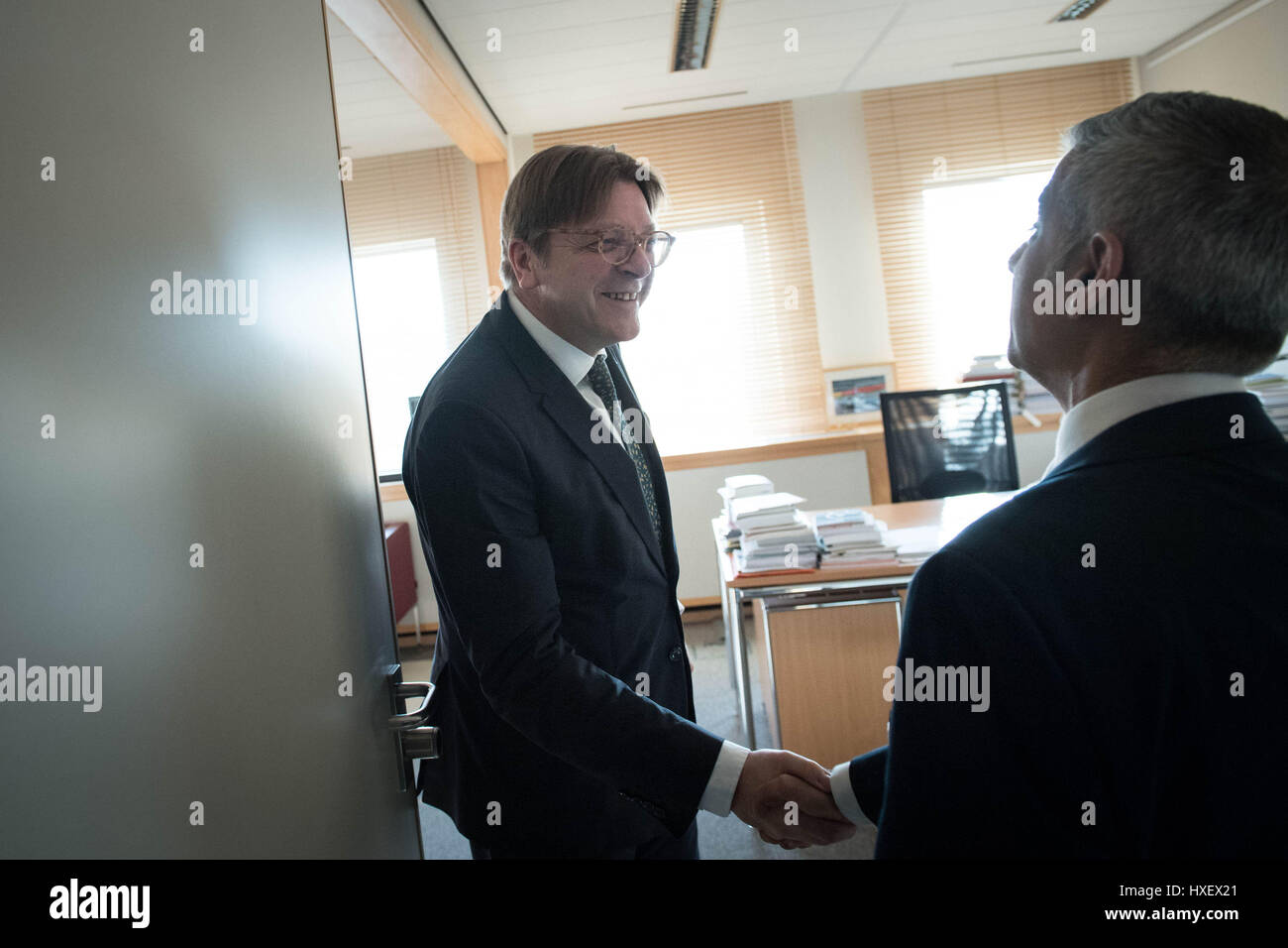 Bürgermeister von London Sadiq Khan trifft sich mit Guy Verhofstadt MEP, Europäische Parlament Verhandlungsführer auf Austritt, im Europäischen Parlament in Brüssel während seines dreitägigen Besuchs in Paris und Brüssel, wo er EU-Politiker und Beamte zu reden, Austritt und den jüngsten Terror treffen wird, Angriff in London. Stockfoto