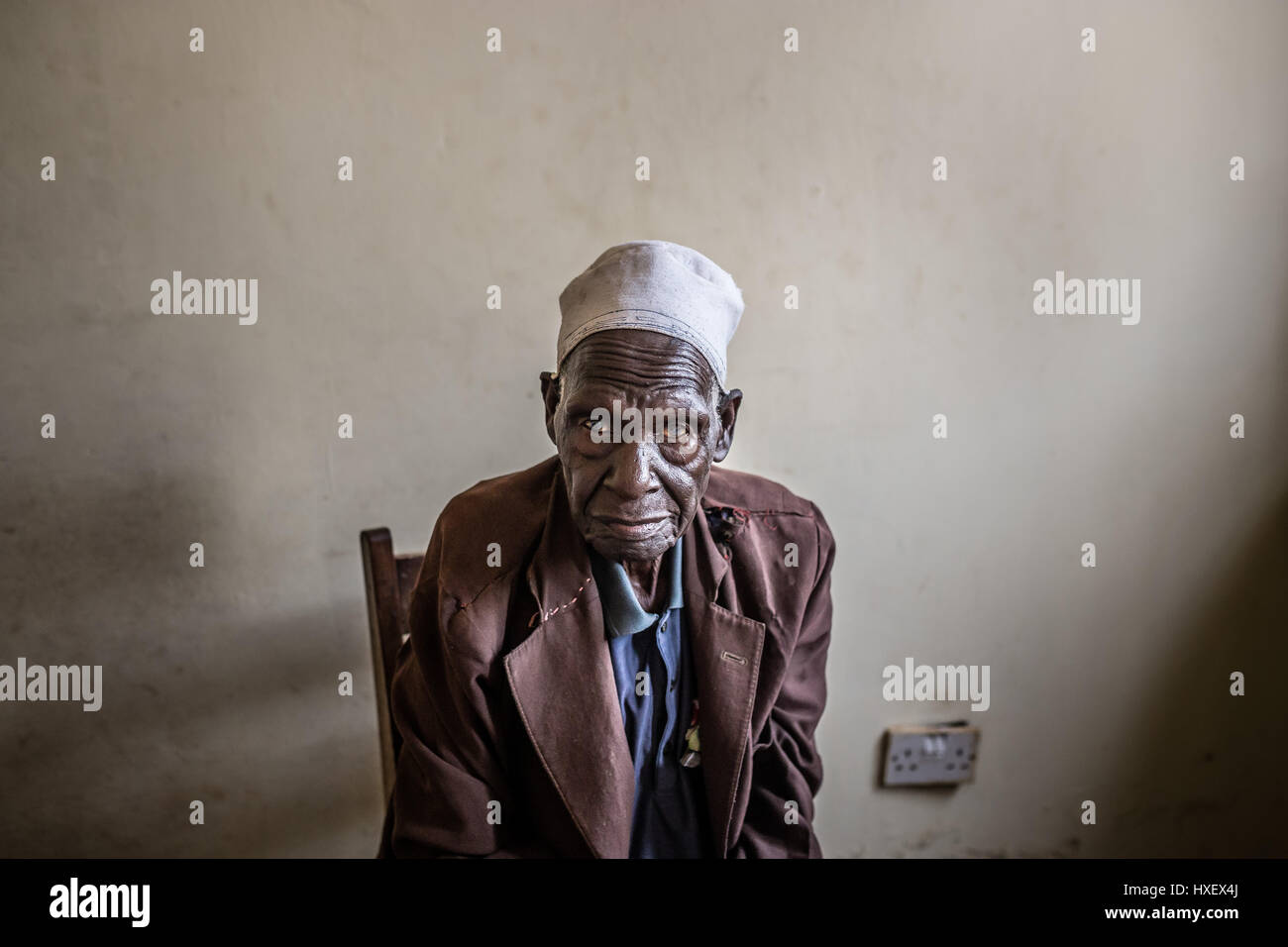 Porträt eines älteren Patienten in einer ländlichen Klinik im Osten von Uganda Stockfoto