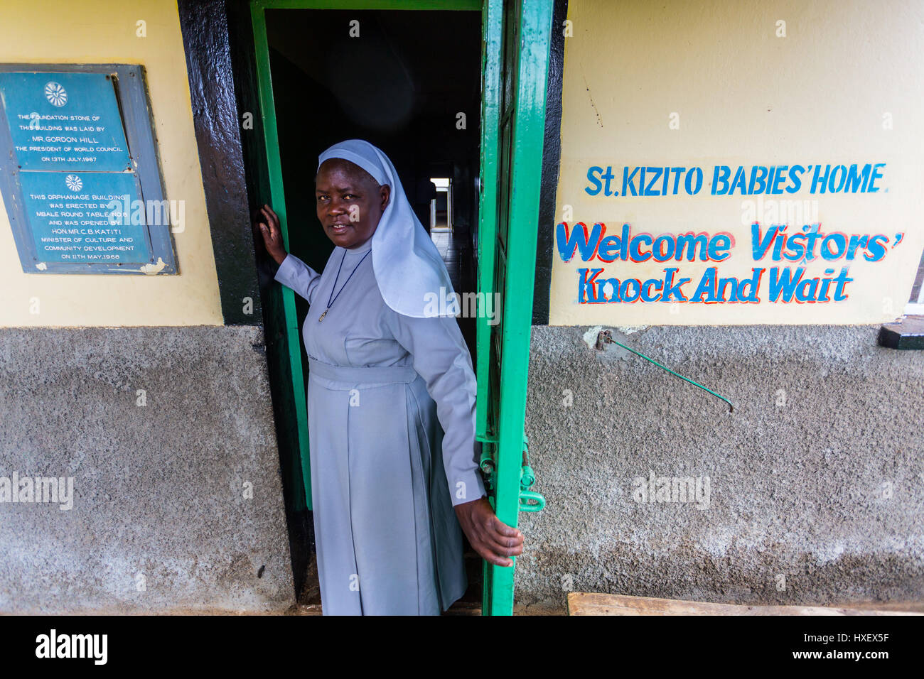 Nonne ist Besucher am Eingang einen ländlichen Waisenhauses in Ostuganda Stockfoto