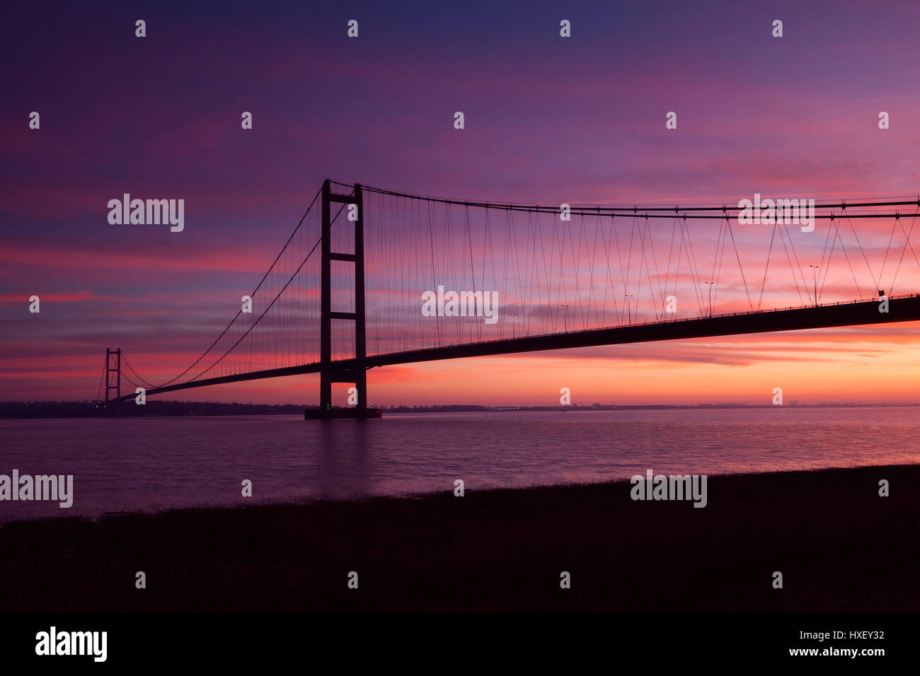Barton-upon-Humber, North Lincolnshire, UK. 26. März 2017. Die Humber-Brücke bei Sonnenaufgang. Stockfoto