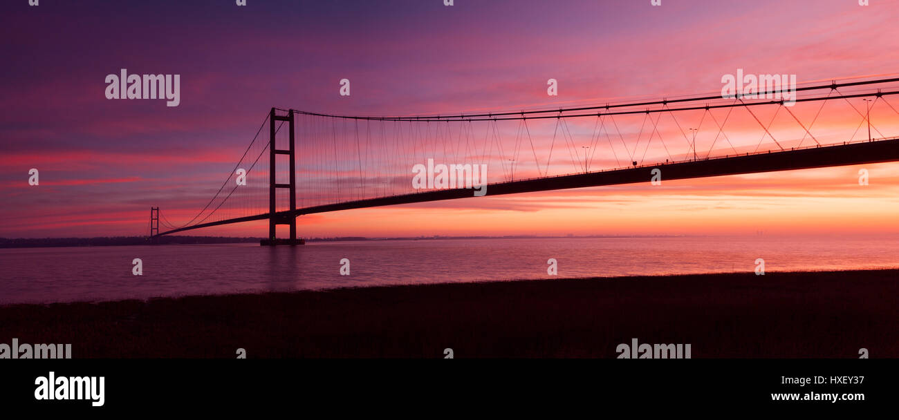 Barton-upon-Humber, North Lincolnshire, UK. 26. März 2017. Die Humber-Brücke bei Sonnenaufgang. Stockfoto