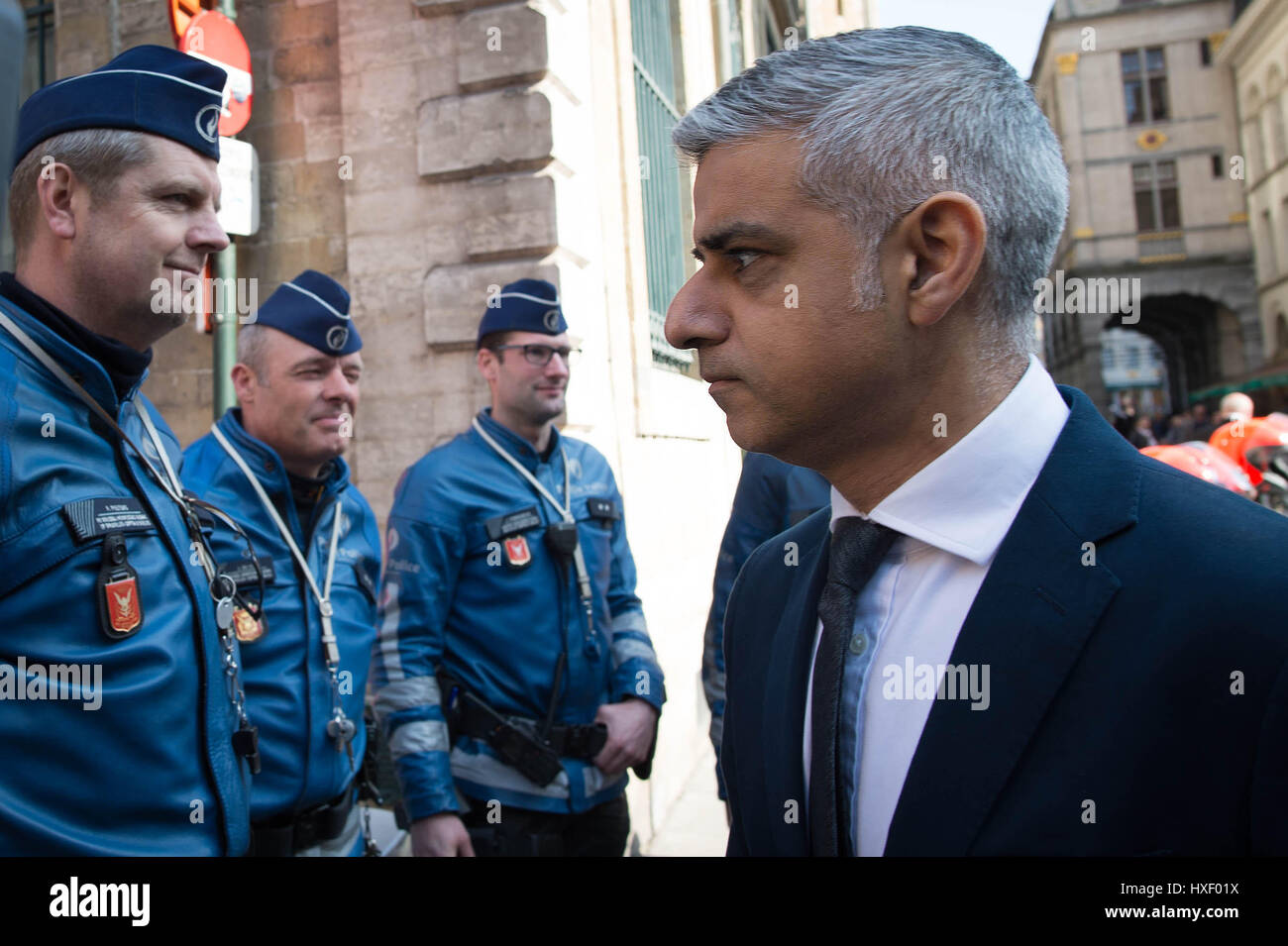 Bürgermeister von London Sadiq Khan Spaziergänge durch die Grand-Place in Brüssel vor dem Treffen mit dem Bürgermeister von Brüssel, Yvan Mayeur im Rathaus, während seine drei Tages besuchen nach Paris und Brüssel, wo er treffen wird EU-Politiker und Beamte zu reden Austritt und die jüngsten Terror, Anschlag in London. Stockfoto