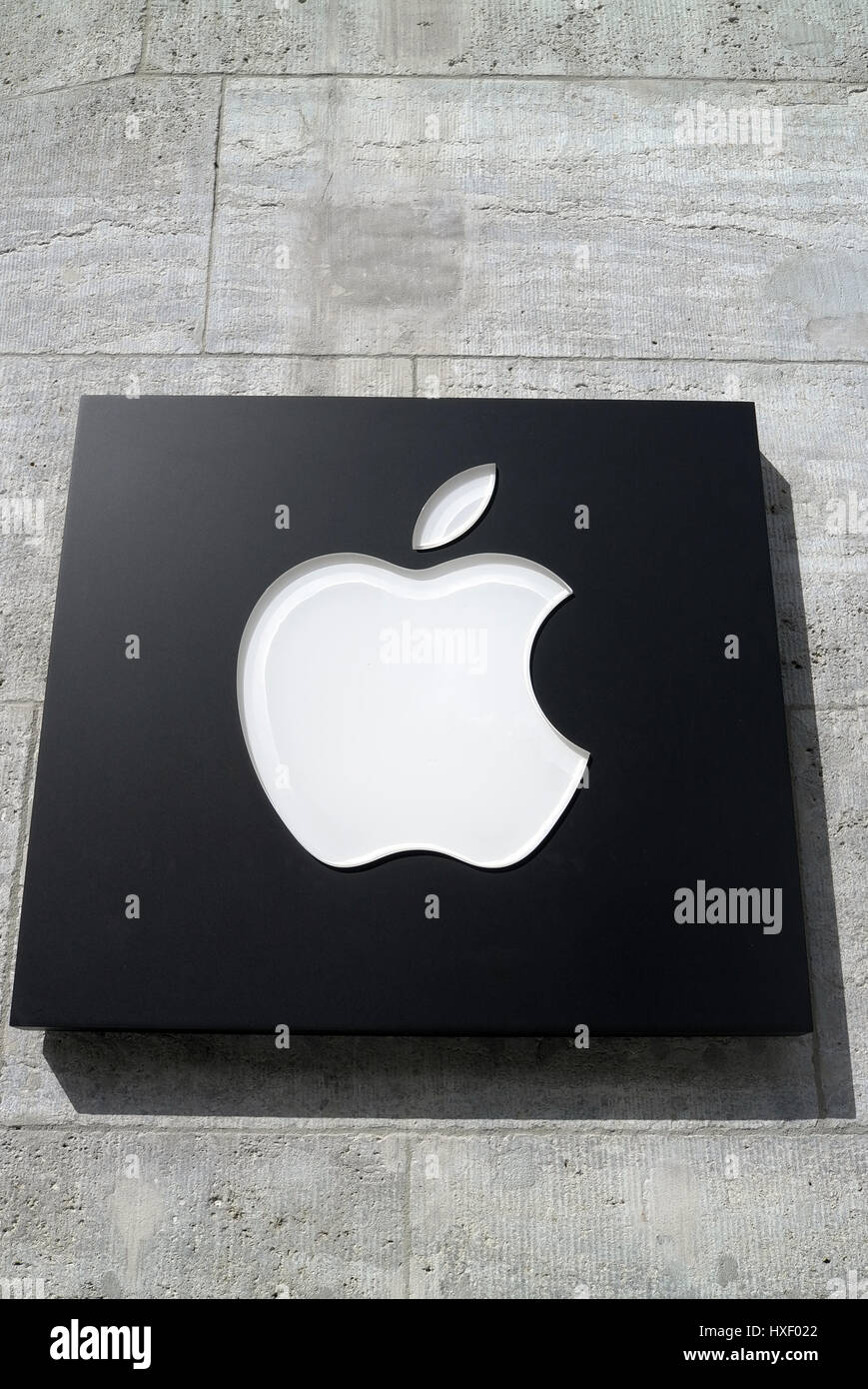 Im Apple-Store in Berlin befindet sich am renommierten Straße Kurfürstendamm und hat das klassische Apple Marke Logo neben HNO Stockfoto