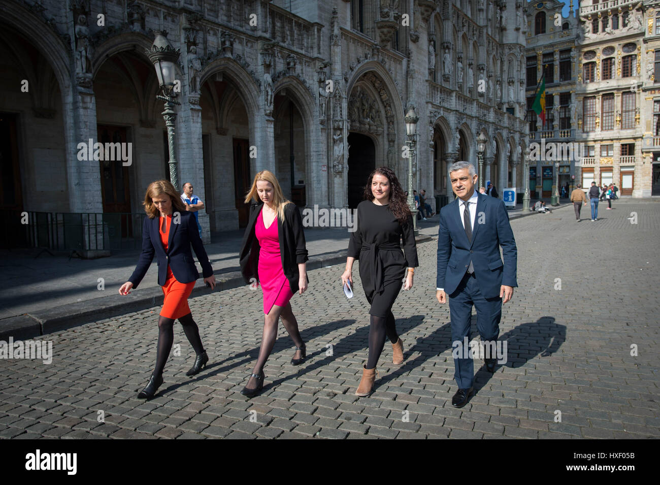 Londoner Bürgermeister, Sadiq Khan führt durch die Grand-Place in Brüssel vor dem Treffen mit dem Bürgermeister von Brüssel, Yvan Mayeur heute bei einem dreitägigen Besuch in Paris und Brüssel, wo er EU-Politiker und Beamte zu reden Austritt und die jüngsten Terror treffen wird, in London angreifen. Datum: Montag, 27. März 2017. Vgl. PA Geschichte. Bildnachweis sollte lauten: Stefan Rousseau/PA in Brüssel heute während einer dreitägigen Besuch in Paris und Brüssel, wo er treffen wird EU-Politiker und Beamte zu reden Austritt und die jüngsten Terror, Anschlag in London. Datum: Montag, 27. März 2017. Vgl. PA Geschichte. Bildnachweis sollte lauten: Stockfoto