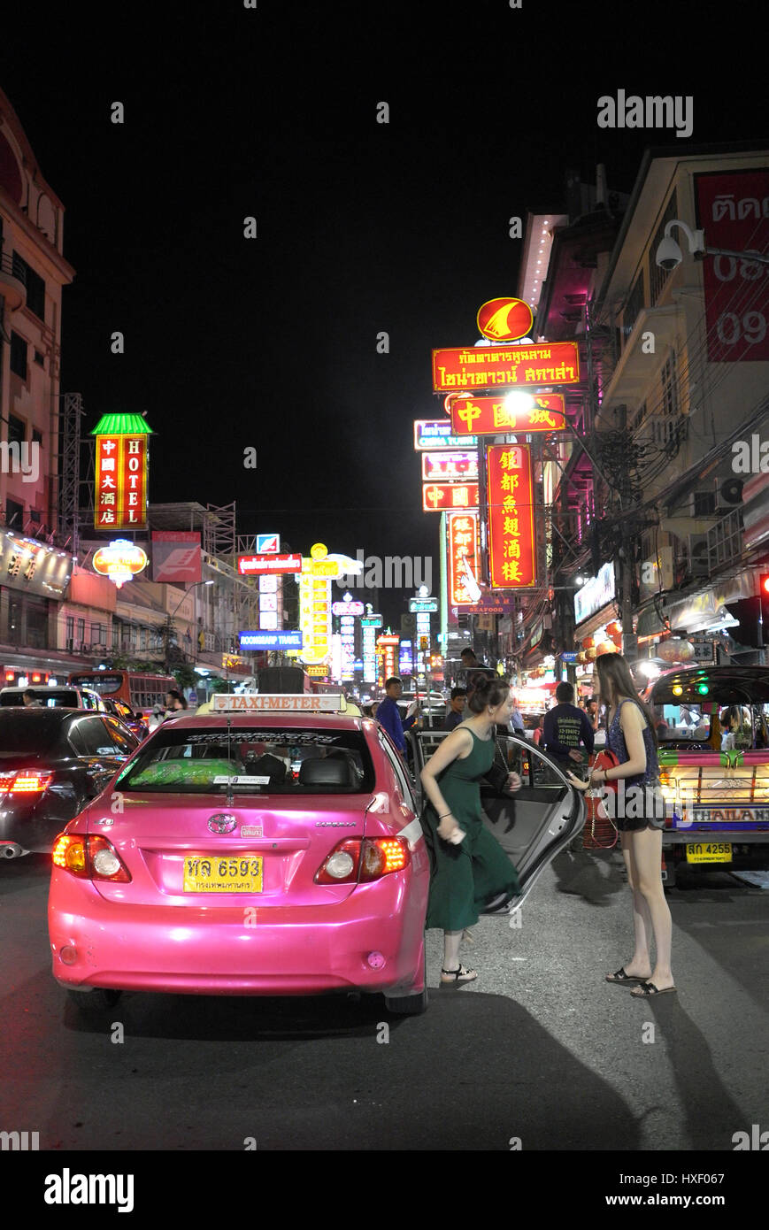 Nachtleben in Chinatown, befindet sich an der Yaowarat Road im Stadtteil Samphanthawong in Bangkok, Thailand. Die Chinatown in Bangkok ist eine Bevölkerung Stockfoto