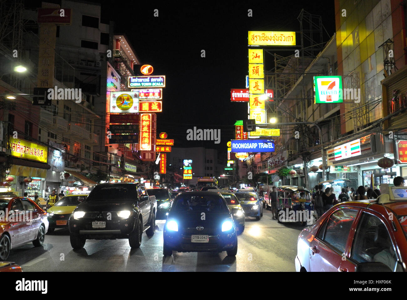 Nachtleben in Chinatown, befindet sich an der Yaowarat Road im Stadtteil Samphanthawong in Bangkok, Thailand. Die Chinatown in Bangkok ist eine Bevölkerung Stockfoto