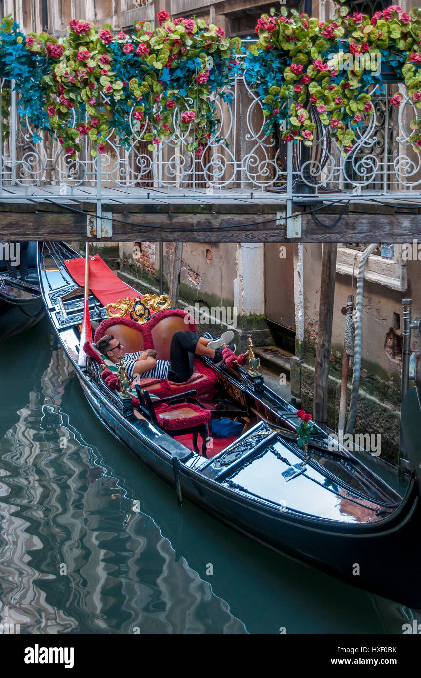 Eines venezianischen Gondoliere, ein Nickerchen in seinem Gongola, Venedig, Italien Stockfoto