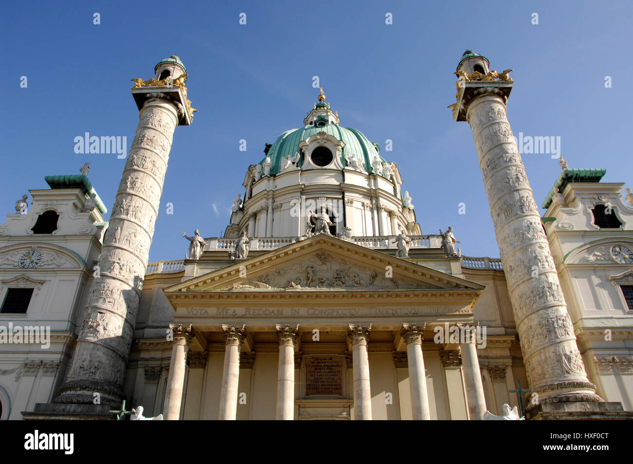 Die barocke Karlskirche römisch-katholische Kirche (St. Charles Church) wurde im Jahre 1737 fertiggestellt und befindet sich am Karlsplatz in Wien. Die Kuppel ist flankiert b Stockfoto
