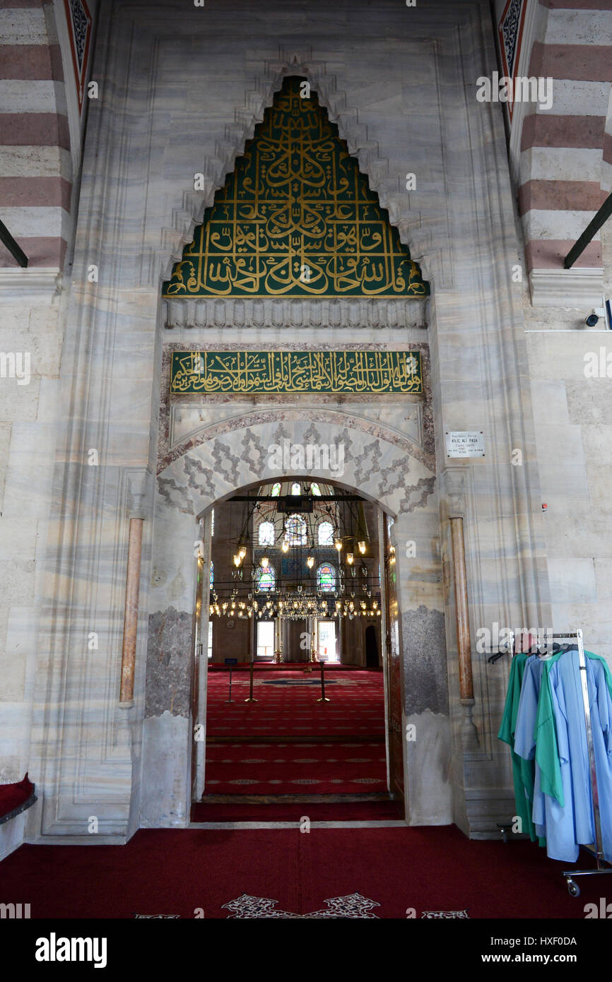 Der Eingang von Ali Pasha Mosque in Istanbul, die Teil des Kılıç Ali Pasha Complex ist. Über dem Eingang finden Sie ein Chronogramm mit instript Stockfoto