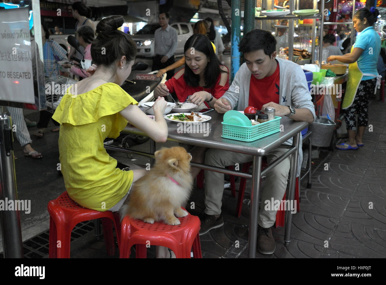 Menschen Essen im Freien in Chinatown, befindet sich an der Yaowarat Road im Stadtteil Samphanthawong in Bangkok, Thailand. Die Chinatown in Bangkok ist Stockfoto