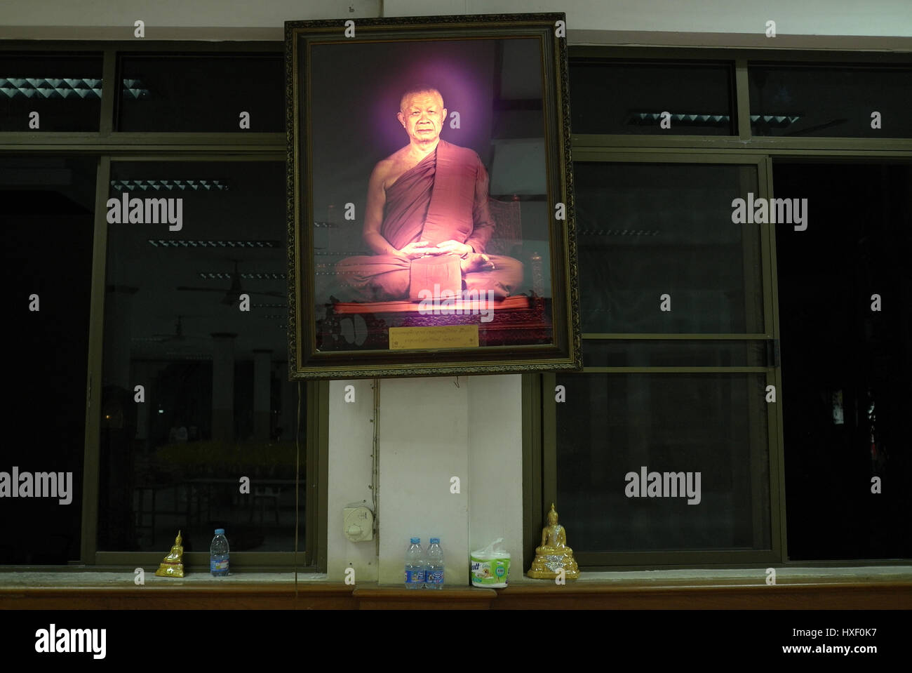 Ein Porträt der Lehrmeister "Phra Viriyang Sirintharo" der Meditation im Inneren des Tempels Wat Dhammamongkol in Bangkok, Thailand. Stockfoto