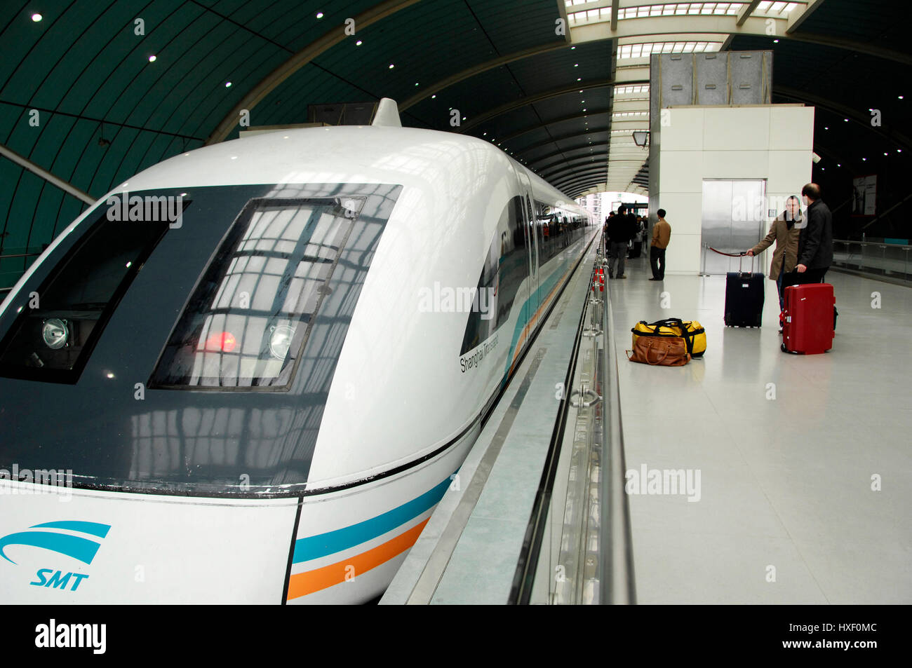 Passagiere warten auf die Magnetschwebebahn in Shanghai zu betreten. Der Shanghai Maglev Train ist eine Magnetschwebebahn und bis zu einer Geschwindigkeit von 431 km/h zu erreichen. Stockfoto